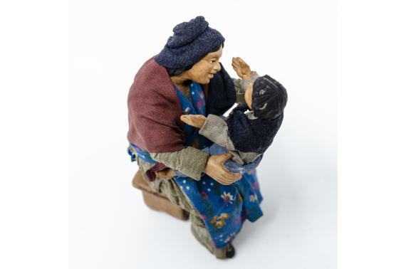 Donna Seduta con Bambino - Fisse Vestite - 16 cm