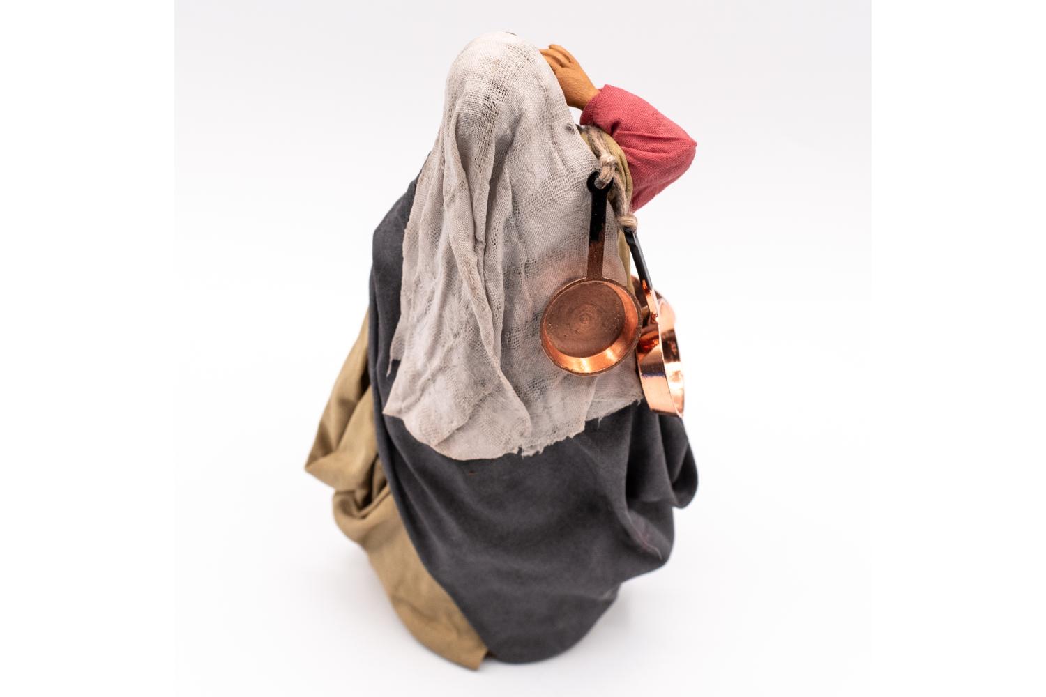 donna con pentole - h 14 cm - Fisse Vestite - 14 cm