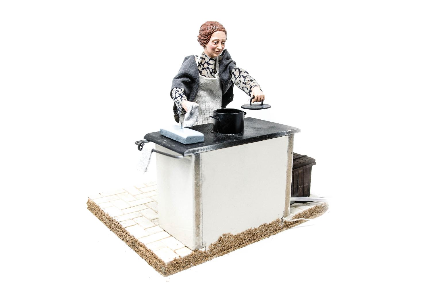 Donna in cucina - Artigianato in movimento - 30 cm