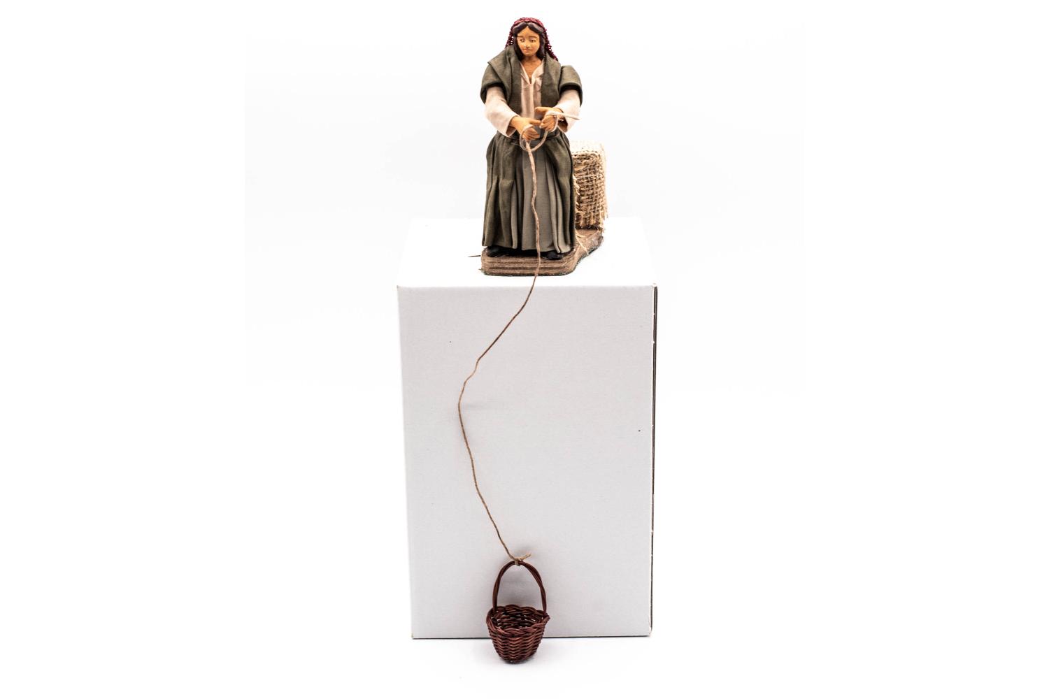 Donna Cala il Paniere - H 12 CM - Movimento - 12 cm