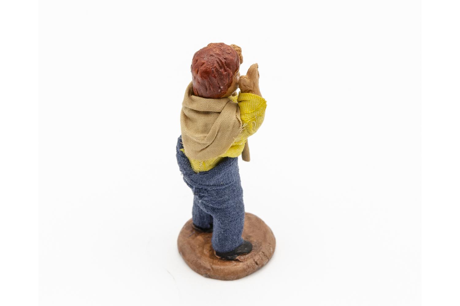 Bambino che gioca a nascondino h 12 cm -