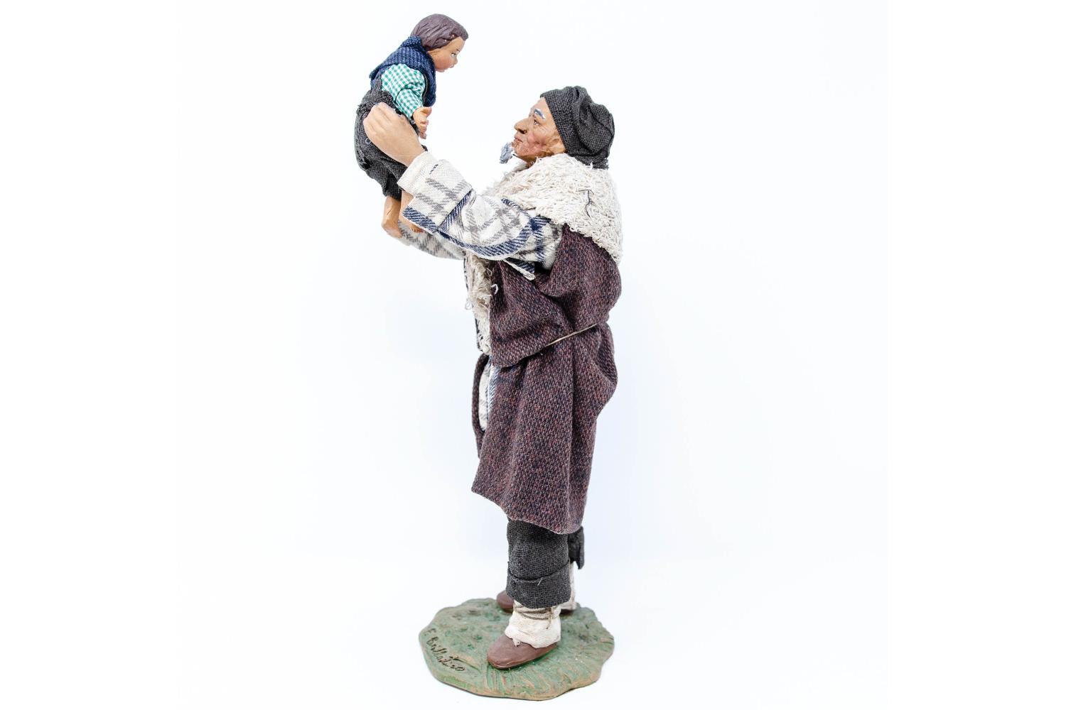 Uomo che Alza il Bimbo - Fisse Vestite - 24 cm Serie 24 cm - Fisse Vestite - 24 cm