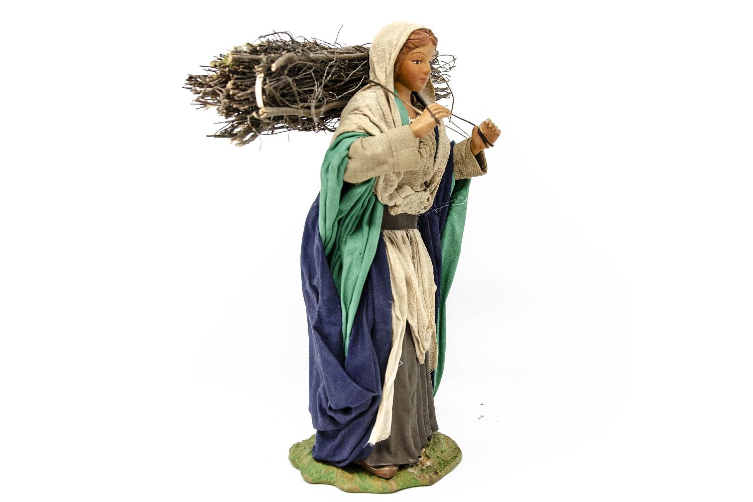 Donna con Legna in Spalla - Fisse Vestite - 24 cm Serie 24 cm - Fisse Vestite - 24 cm