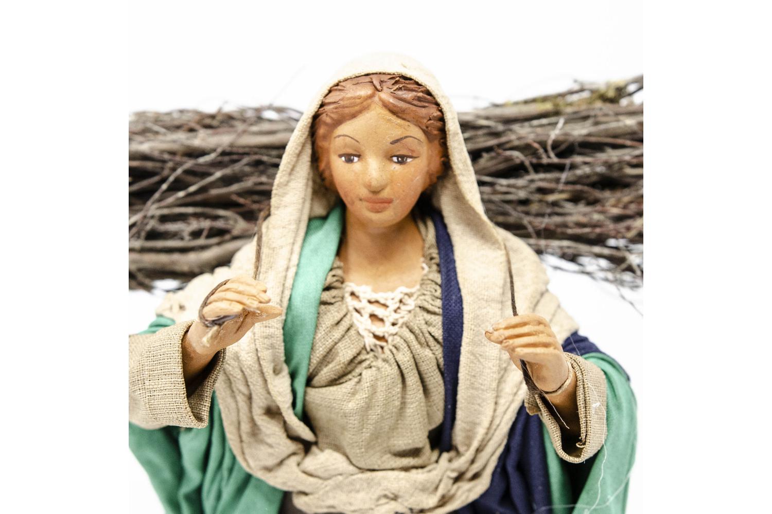 Donna con Legna in Spalla - Fisse Vestite - 24 cm Serie 24 cm - Fisse Vestite - 24 cm