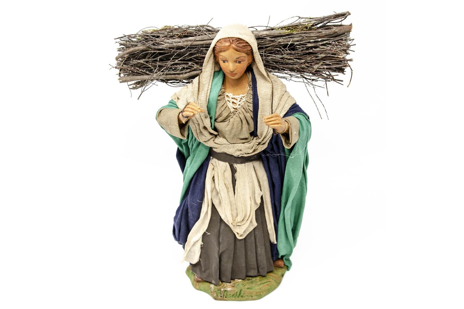 Donna con Legna in Spalla - Fisse Vestite - 24 cm Serie 24 cm - Fisse Vestite - 24 cm