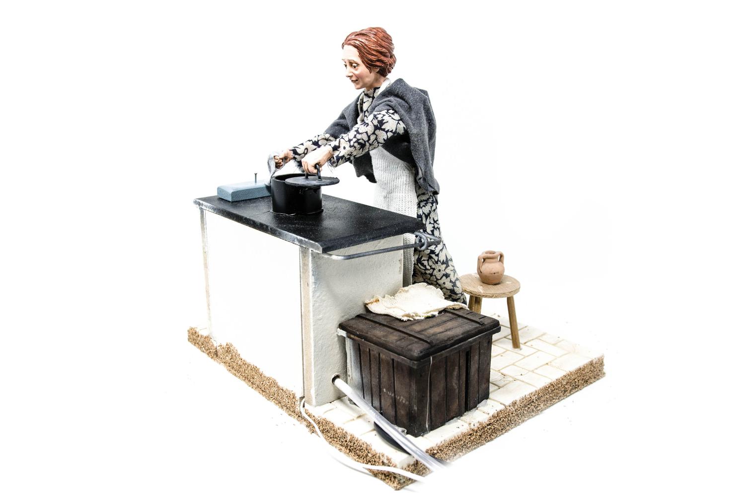 Donna in cucina - Artigianato in movimento - 30 cm Donna in cucina - Artigianato in movimento - 30 cm